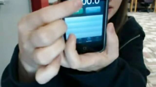 Una ragazza snella dimostrare sulla riva del fiume video casalinghi hot